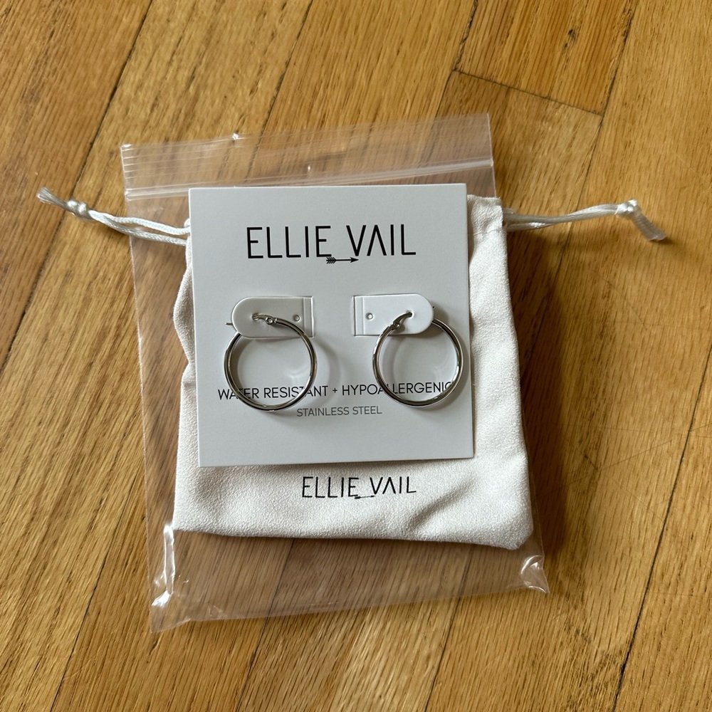 Ellie Vail - Laurette Medium Hoop Earring
